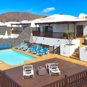 casa-laura-vista-lobos-spacious-villa-with-pool-and-sea-views.in-canary-islands.com/